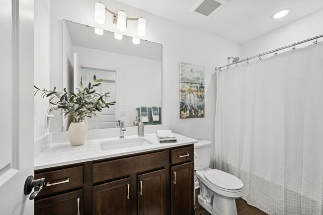 The upstairs full bath. | Image 27