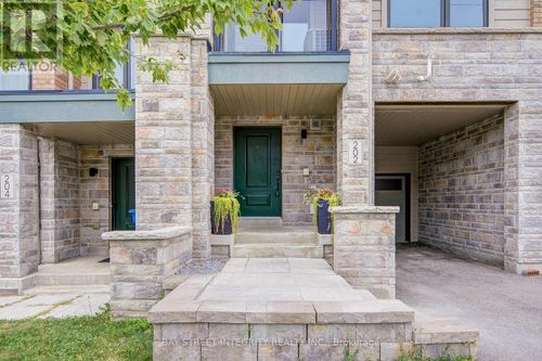 202 Vivant St, Newmarket, ON, L3X0K7 | Card Image
