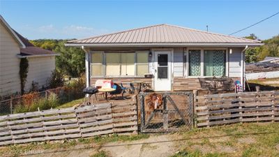 1206 Main Street S, Home with 3 bedrooms, 1 bathrooms and null parking in Leon IA | Image 1