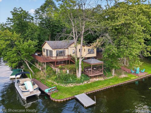 11438 Riverbank Ln, Pinckney, MI, 48169-9097 | Card Image