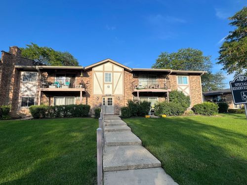 apt-10-105-9S025 Lake Dr, Willowbrook, IL, 60527-2530 | Card Image