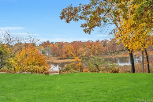 733 Stuart Ave, Mamaroneck, NY, 10543-4120 | Card Image