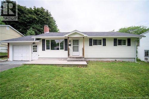 150 Surrey Cres, House with 3 bedrooms, 2 bathrooms and null parking in Fredericton NB | Card Image