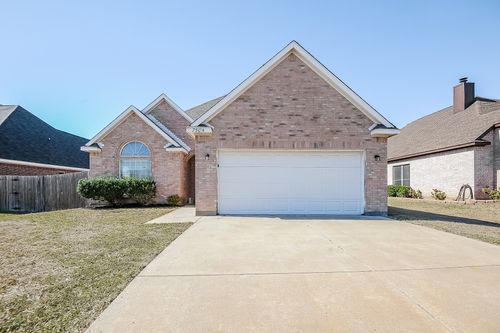 7504 Quail Springs Dr, Arlington, TX, 76002-3468 | Card Image