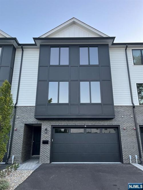7 Skie Dr, Paramus, NJ, 07652-1634 | Card Image