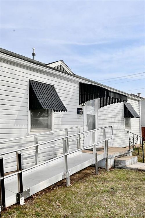 1161 Beverly Dr, Lebanon, MO, 65536-3628 | Card Image