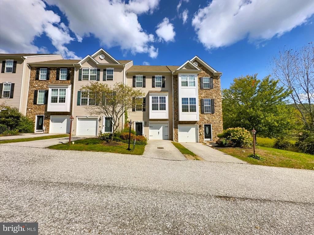 Clay Ave, Dallastown, PA 17313