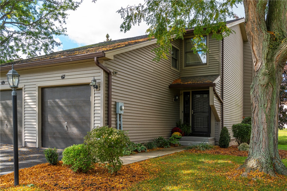 Devonshire Cir, Penfield, NY 14526