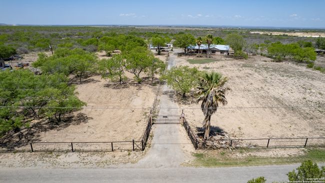 1390 Windmill Rd, House other with 2 bedrooms, 2 bathrooms and null parking in Uvalde TX | Image 48
