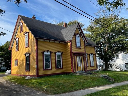 9 Elm St, Yarmouth, NS, B5A2P6 | Card Image