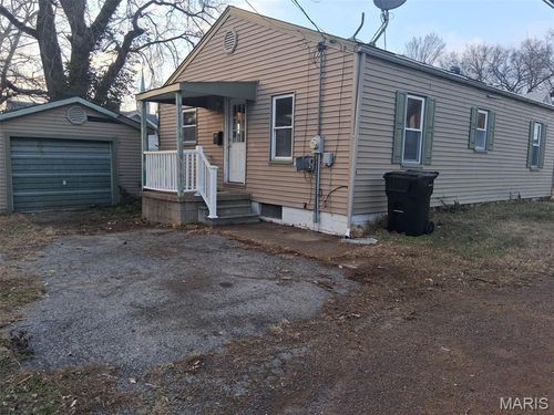 18 W Garfield St, Belleville, IL, 62220-2008 | Card Image