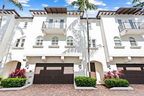 3235 Ne 13th St, Pompano Beach, FL, 33062-8107 | Card Image