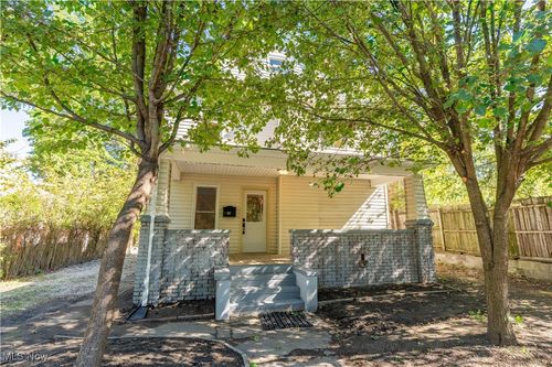 817 Raymond St, Akron, OH, 44307-2057 | Card Image