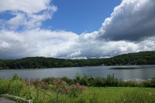 142 Lakeside Dr W, Belvidere, NJ, 07823-3149 | Card Image