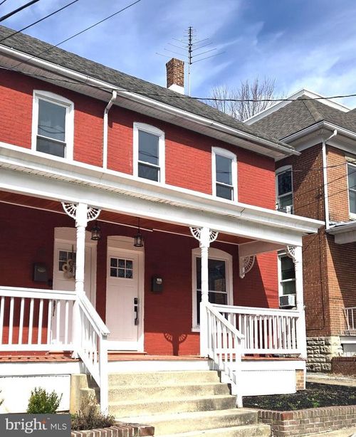 121 N Broad St, WAYNESBORO, PA, 17268-1303 | Card Image