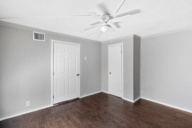 305 W Waco St, Home with 5 bedrooms, 3 bathrooms and 6 parking in Ennis TX | Image 14