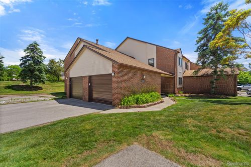 6680 Ridgefield Cir, West Bloomfield, MI, 48322-3048 | Card Image