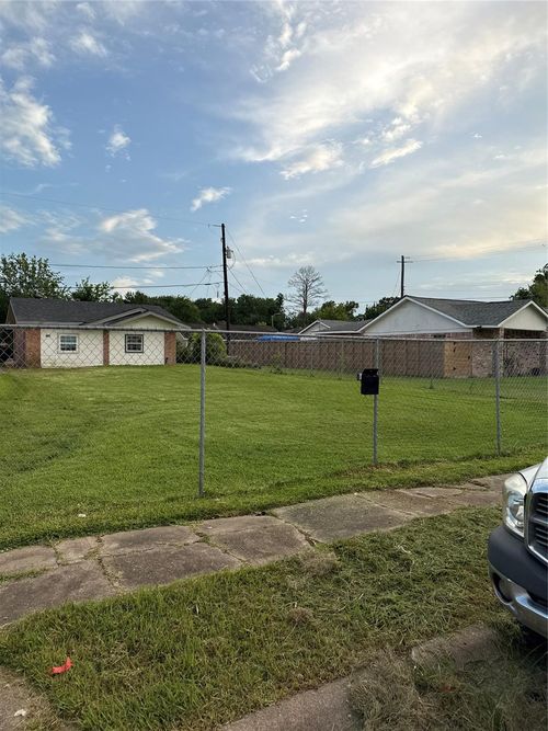 5006 Ridgeway Dr, Houston, TX, 77033-3541 | Card Image