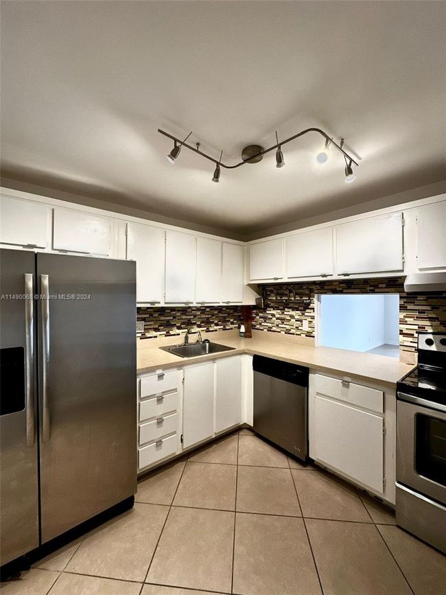 APT-5N - 480 Executive Center Dr, Condo with 2 bedrooms, 2 bathrooms and null parking in West Palm Beach FL | Image 15
