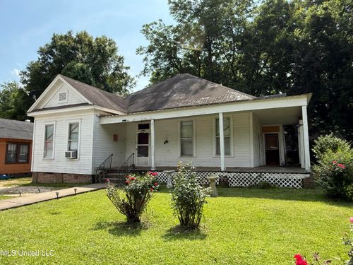 1057 Adams St, Grenada, MS, 38901-3707 | Card Image