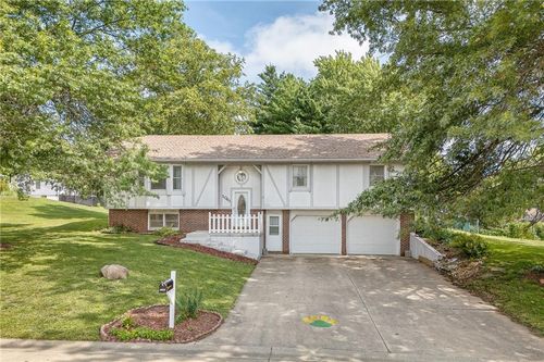 1041 Debbie Ln, Maryville, MO, 64468-2065 | Card Image