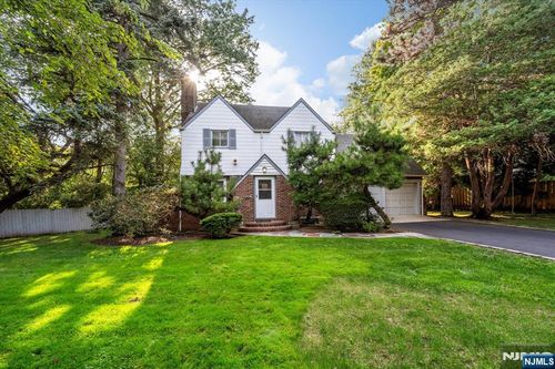 1 Grange Ct, Teaneck, NJ, 07666-4207 | Card Image