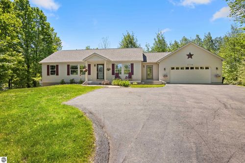 2732 Hammond Highlands Dr, Traverse City, MI, 49686-9141 | Card Image
