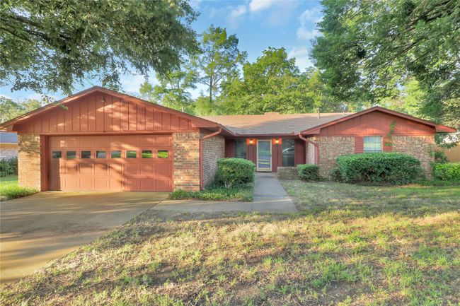4032 Shadow Cir, House other with 3 bedrooms, 2 bathrooms and null parking in Denison TX | Image 4