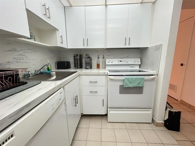 APT-410 - 2899 Collins Ave, Condo with 0 bedrooms, 1 bathrooms and null parking in Miami Beach FL | Image 10