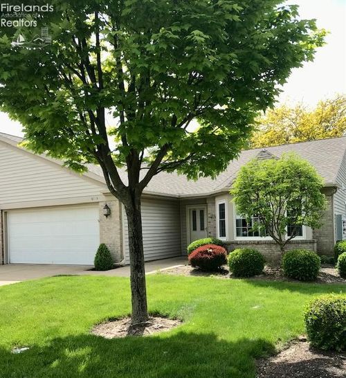 4113 Greenfield Dr, Sandusky, OH, 44870-7047 | Card Image
