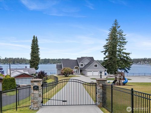 4131 Peninsula Rd, Stanwood, WA, 98292-7901 | Card Image