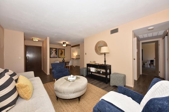234 - 425 W Willow Court, Condo with 2 bedrooms, 2 bathrooms and null parking in FOX POINT WI | Image 4