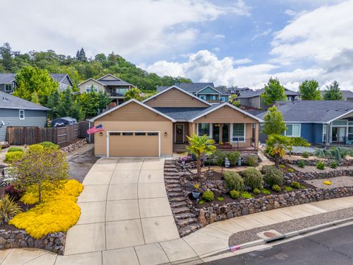 218 Cambridge Ter, Eagle Point, OR, 97524-6669 | Card Image