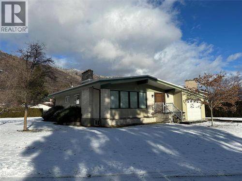 725 3rd Street, Montrose, BC, V0G1P0 | Card Image