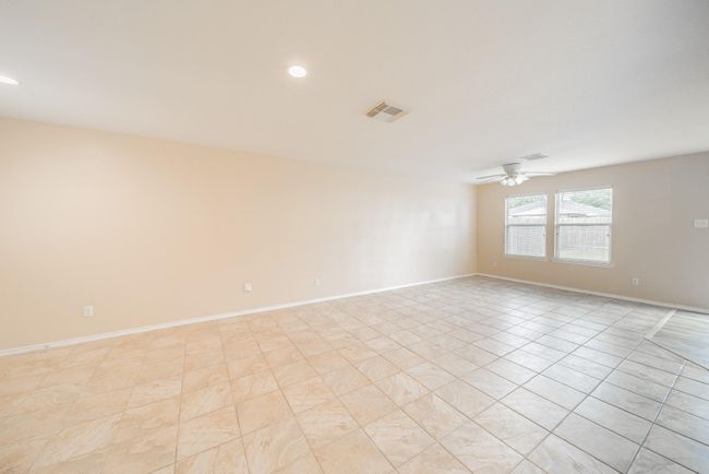 Large Family Room | Image 4