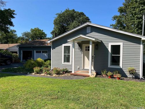 84 4th St, South Jamesport, NY, 11970-2004 | Card Image