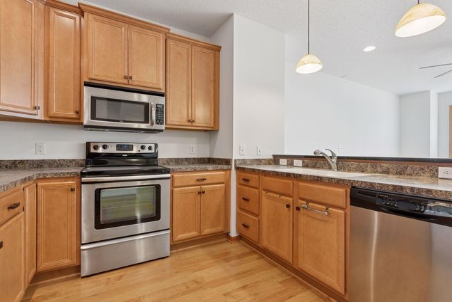 8026 Magnolia Ln N, Townhouse with 2 bedrooms, 3 bathrooms and null parking in Maple Grove MN | Image 4