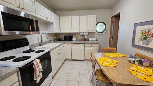 9453 Huron, Pinckney, MI, 48169-9419 | Card Image