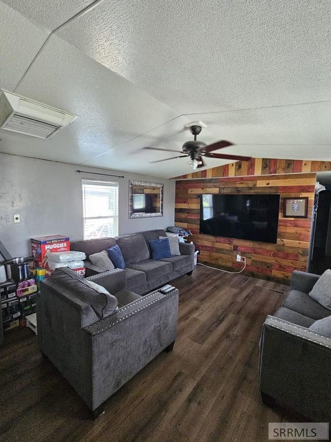 2146 Pine Tree Cir, House other with 3 bedrooms, 2 bathrooms and null parking in Idaho Falls ID | Image 8