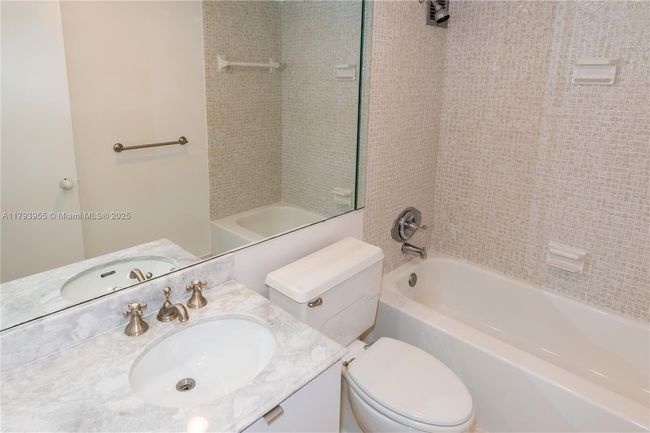 APT-404 - 10101 E Bay Harbor Dr, Condo with 2 bedrooms, 2 bathrooms and null parking in Bay Harbor Islands FL | Image 16