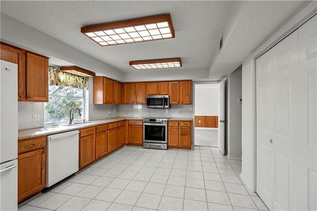 Kitchen | Image 12