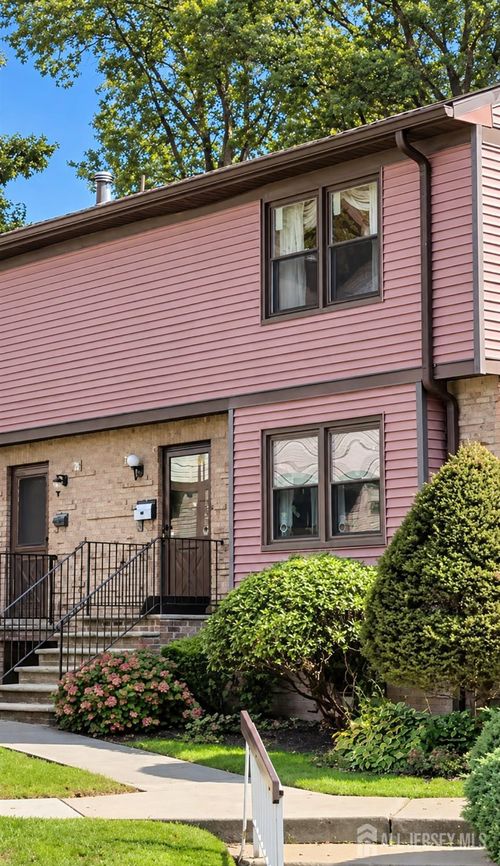 71 Highview Dr, Woodbridge, NJ, 07095-3908 | Card Image