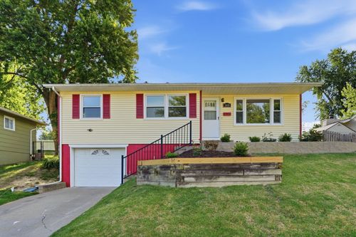 3489 Sunny Hill Dr, Bettendorf, IA, 52722-2318 | Card Image
