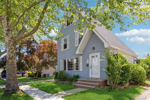 110 Yale St, Williston Park, NY, 11596-1340 | Card Image