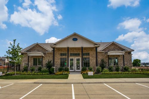 935 Ponds Edge Ln, Euless, TX, 76040-4541 | Card Image