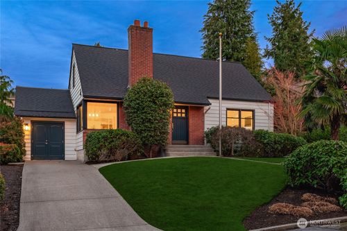 8046 Fairway Dr Ne, Seattle, WA, 98115-5225 | Card Image