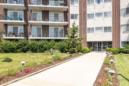 apt-9a-5540 Walnut Ave, Downers Grove, IL, 60515-4130 | Card Image