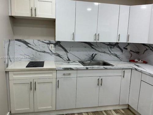 apt-1-922 Nw 2nd St, Miami, FL, 33128-1242 | Card Image