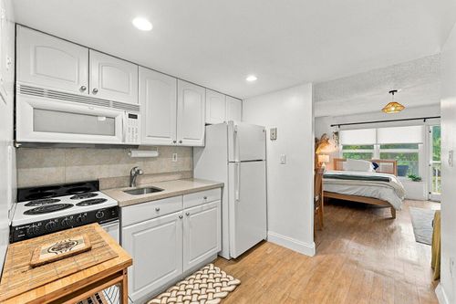 2h-3000 E Sunrise Blvd, Fort Lauderdale, FL, 33304-3320 | Card Image