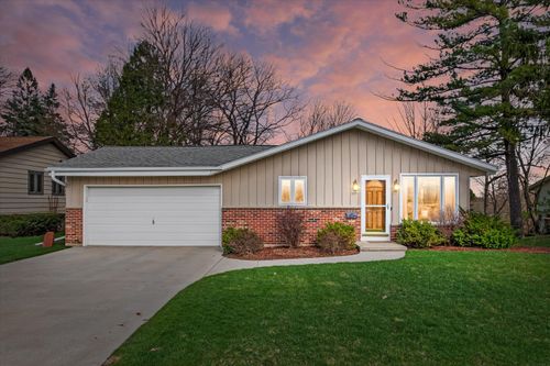 1221 Green Tree Rd, West Bend, WI, 53090-1746 | Card Image